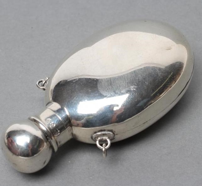 A LATE VICTORIAN SILVER SCENT BOTTLE Image