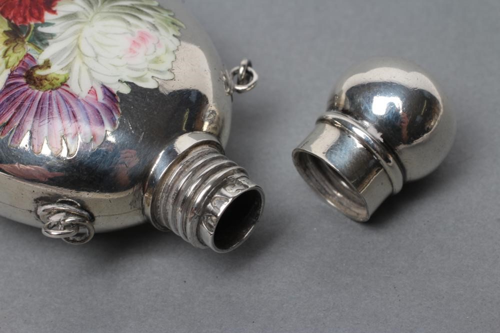 A LATE VICTORIAN SILVER SCENT BOTTLE Image