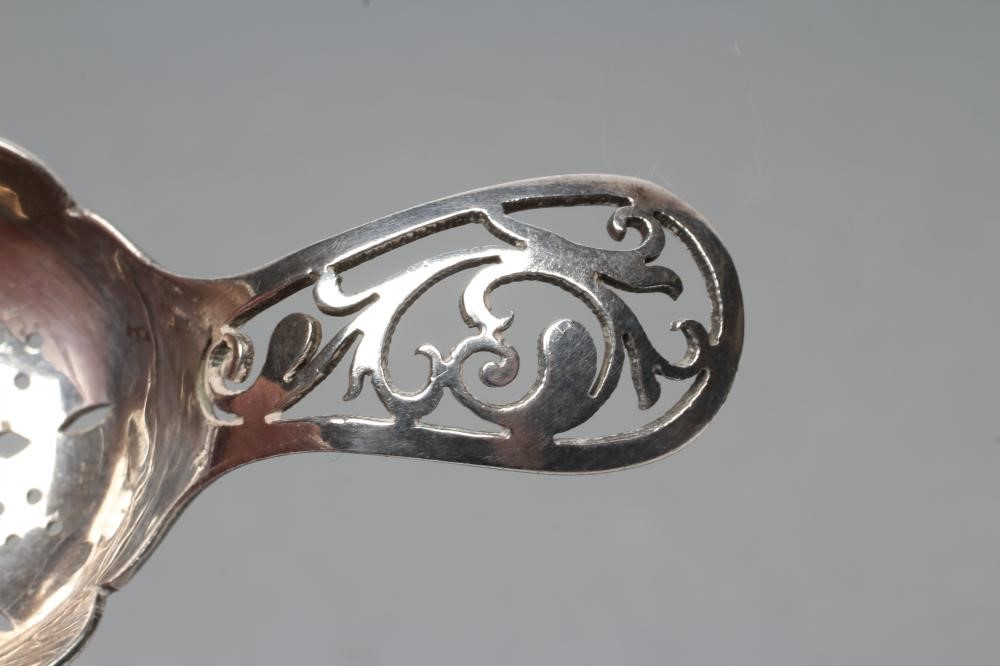 A SILVER CADDY SPOON Image