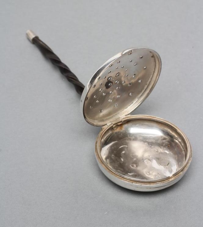 AN EARLY VICTORIAN SILVER NOVELTY TEA INFUSER Image