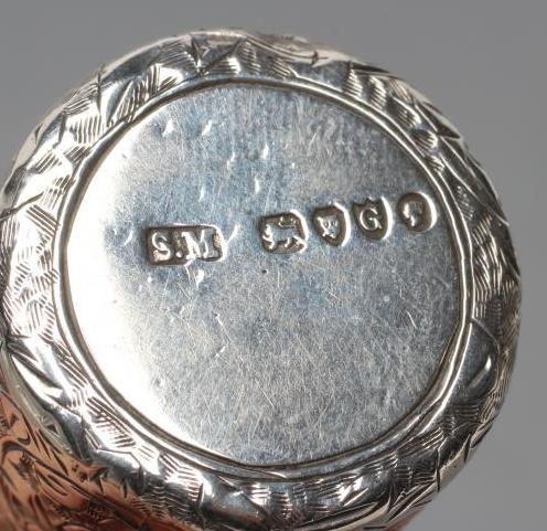 A LATE VICTORIAN SILVER SCENT BOTTLE Image