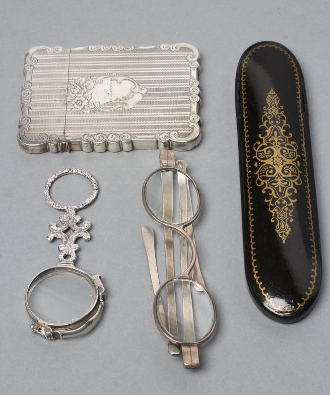 A PAIR OF EARLY 19TH CENTURY SPECTACLES with steel frames and silver ear pieces Image