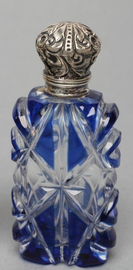 A COLLECTION OF GEORGIAN AND LATER GLASS SCENT BOTTLES Image