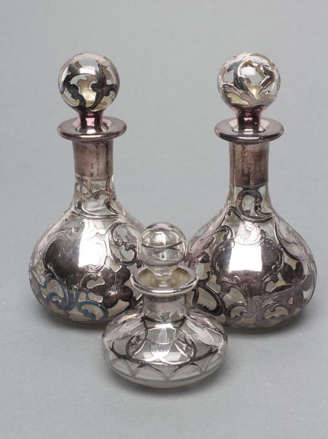 A PAIR OF AMERICAN CLEAR GLASS SCENT BOTTLES AND STOPPERS Image