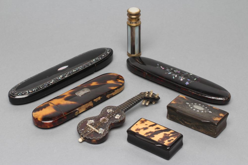 A GEORGIAN TORTOISESHELL SPECTACLE CASE the applied plaque engraved JW Image