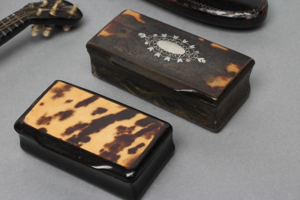 A GEORGIAN TORTOISESHELL SPECTACLE CASE the applied plaque engraved JW Image