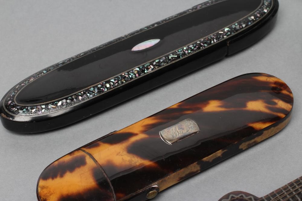 A GEORGIAN TORTOISESHELL SPECTACLE CASE the applied plaque engraved JW Image