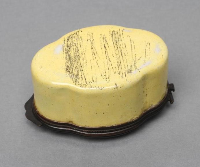 A STAFFORDSHIRE STYLE ENAMEL BOX Image