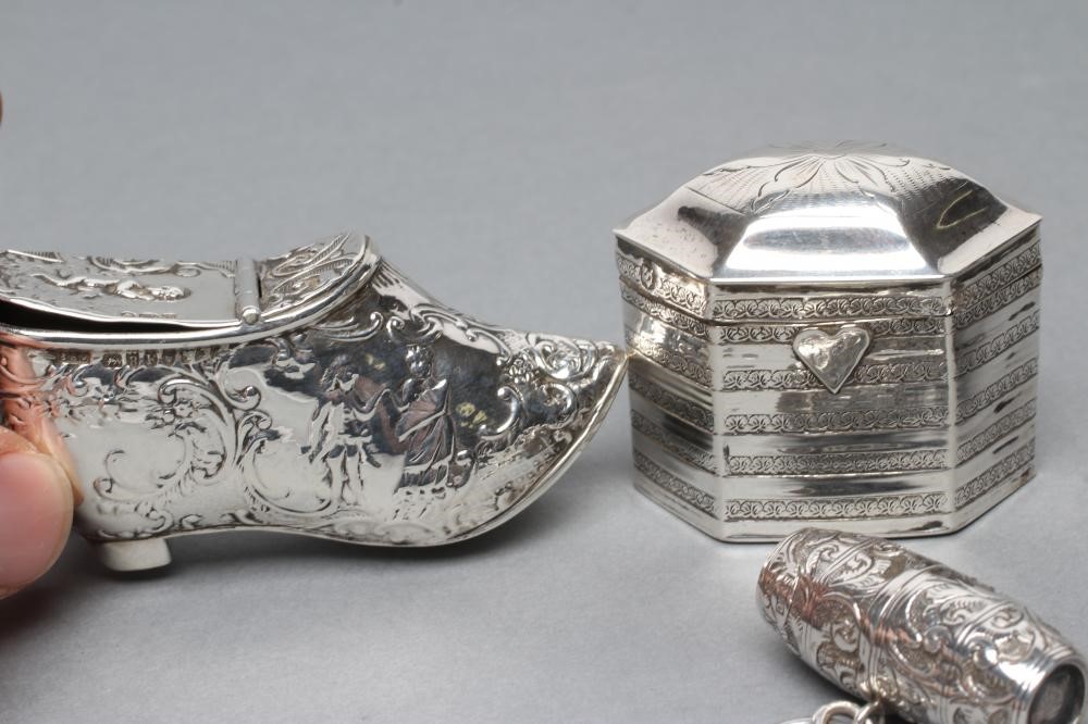 A LATE VICTORIAN SILVER NOVELTY BOX AND COVER Image