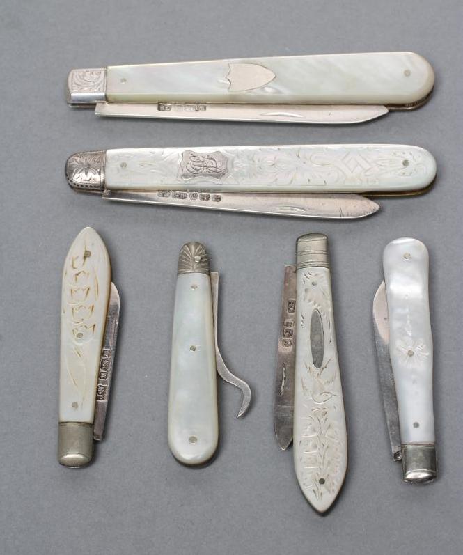 A COLLECTION OF FIVE FOLDING FRUIT KNIVES all with silver blades and mother of pearl handles Image