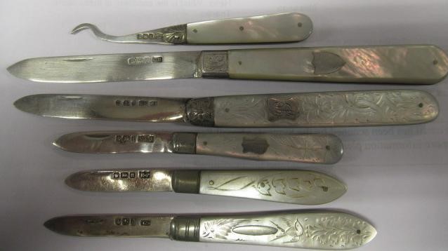 A COLLECTION OF FIVE FOLDING FRUIT KNIVES all with silver blades and mother of pearl handles Image