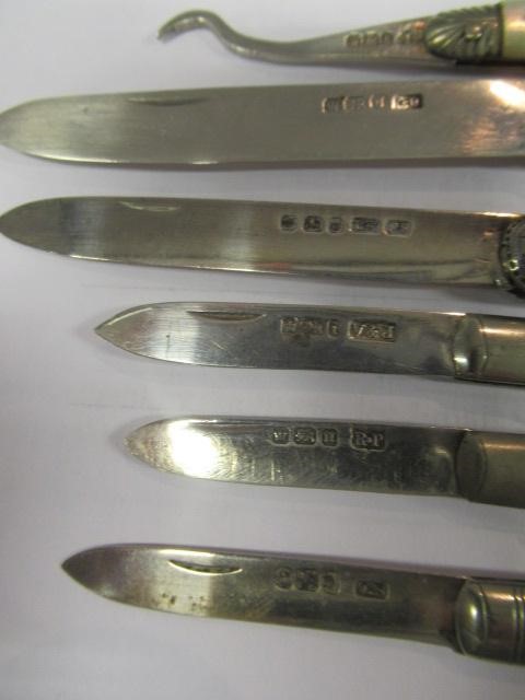 A COLLECTION OF FIVE FOLDING FRUIT KNIVES all with silver blades and mother of pearl handles Image