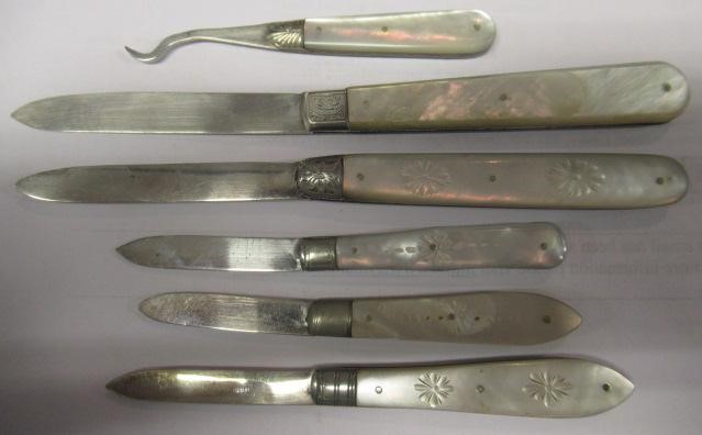 A COLLECTION OF FIVE FOLDING FRUIT KNIVES all with silver blades and mother of pearl handles Image