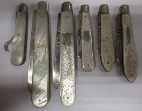 A COLLECTION OF FIVE FOLDING FRUIT KNIVES all with silver blades and mother of pearl handles Image