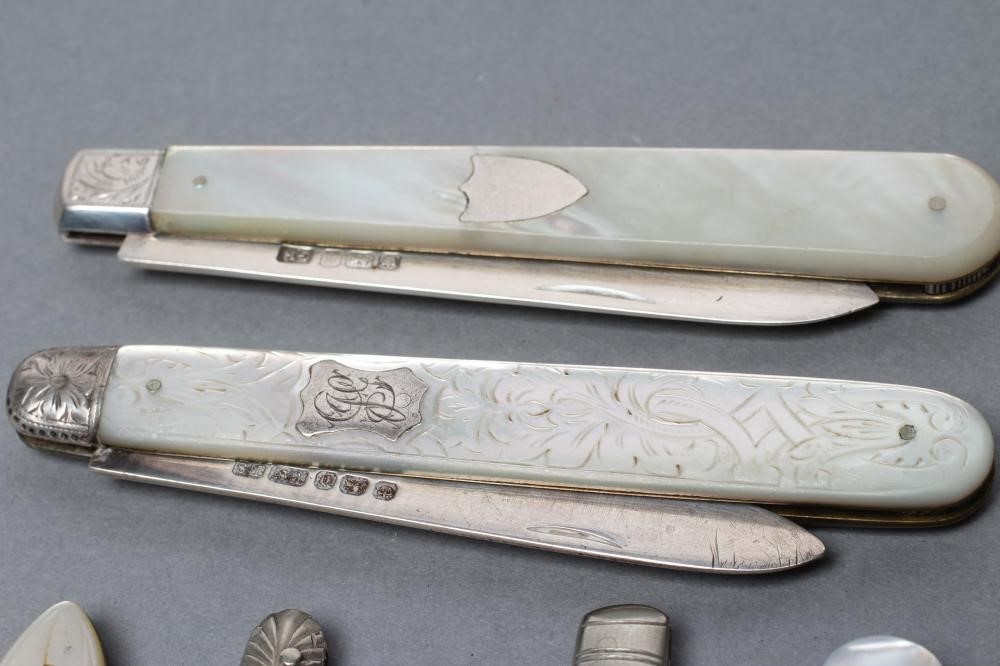 A COLLECTION OF FIVE FOLDING FRUIT KNIVES all with silver blades and mother of pearl handles Image