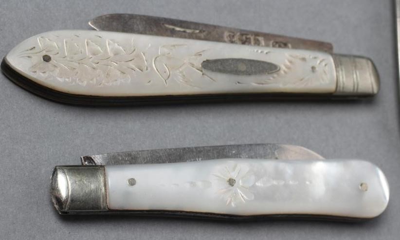 A COLLECTION OF FIVE FOLDING FRUIT KNIVES all with silver blades and mother of pearl handles Image