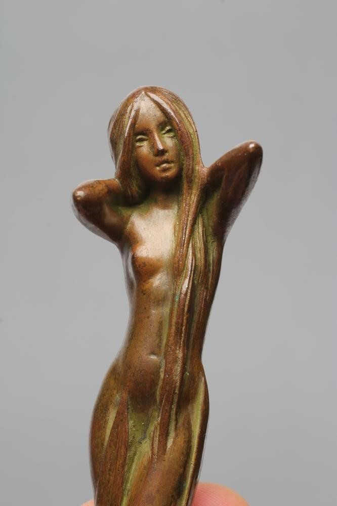 A GENTLEMAN'S ART NOUVEAU BRONZE HAND SEAL Image