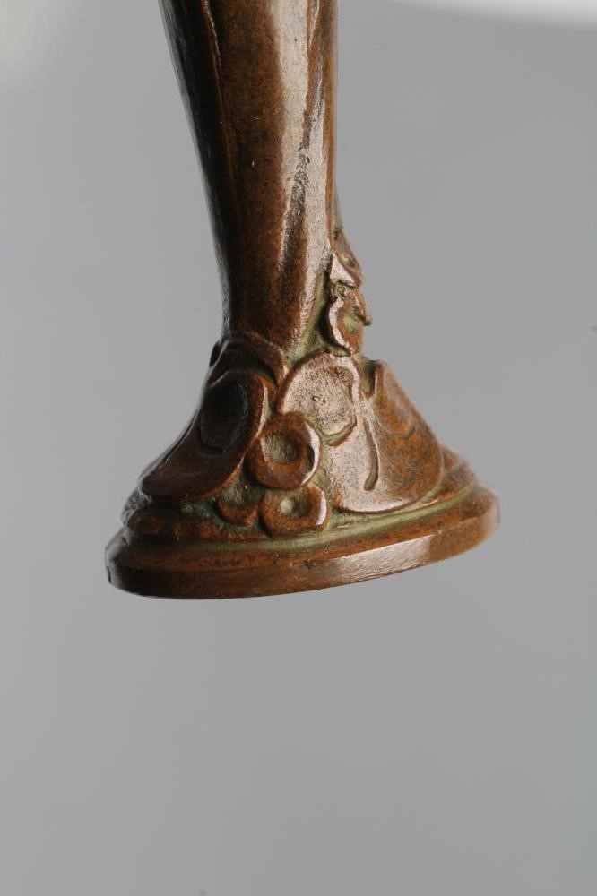A GENTLEMAN'S ART NOUVEAU BRONZE HAND SEAL Image