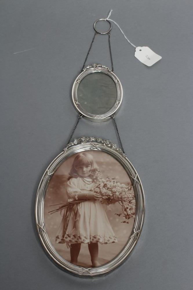 AN EDWARDIAN HANGING DOUBLE OVAL PHOTOGRAPH FRAME Image