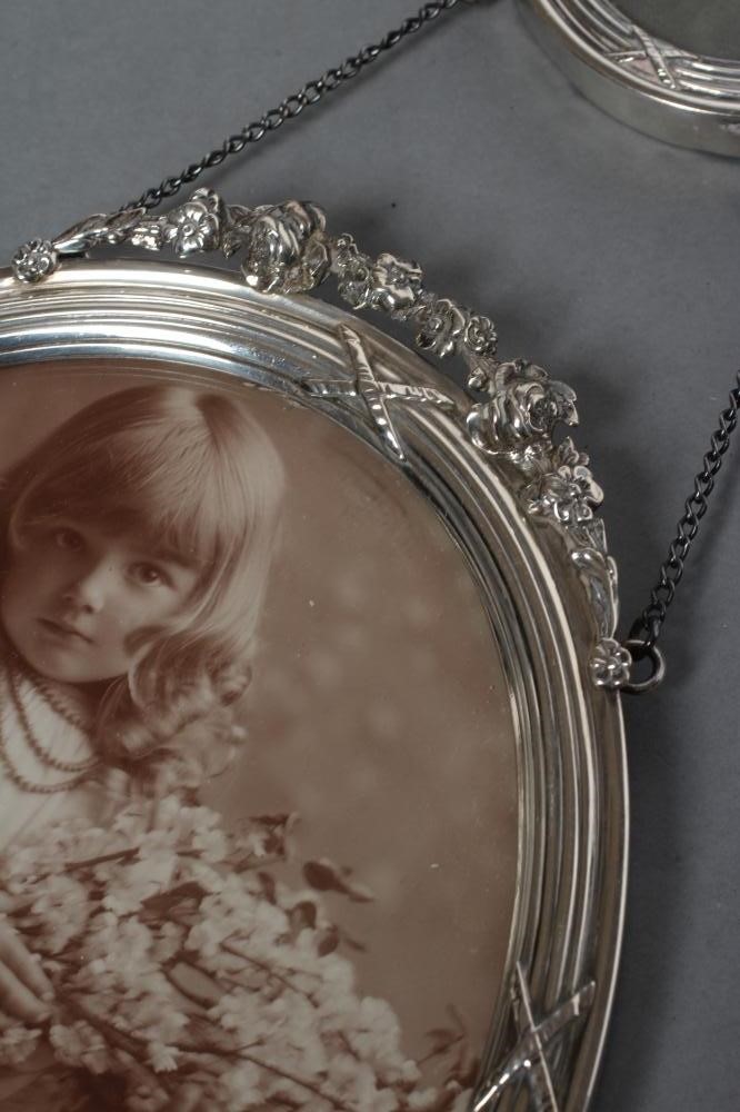 AN EDWARDIAN HANGING DOUBLE OVAL PHOTOGRAPH FRAME Image