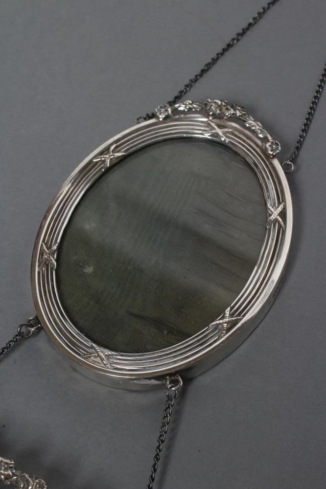 AN EDWARDIAN HANGING DOUBLE OVAL PHOTOGRAPH FRAME Image