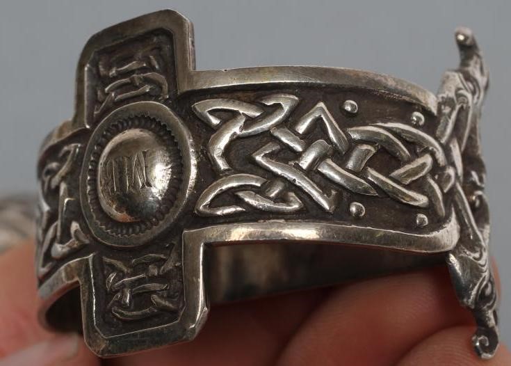 A PAIR OF EDWARDIAN NAPKIN RINGS Image