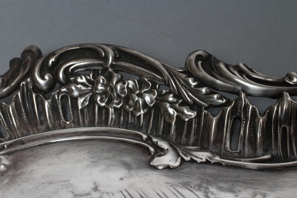 AN EDWARDIAN DRESSING TABLE TRAY Image