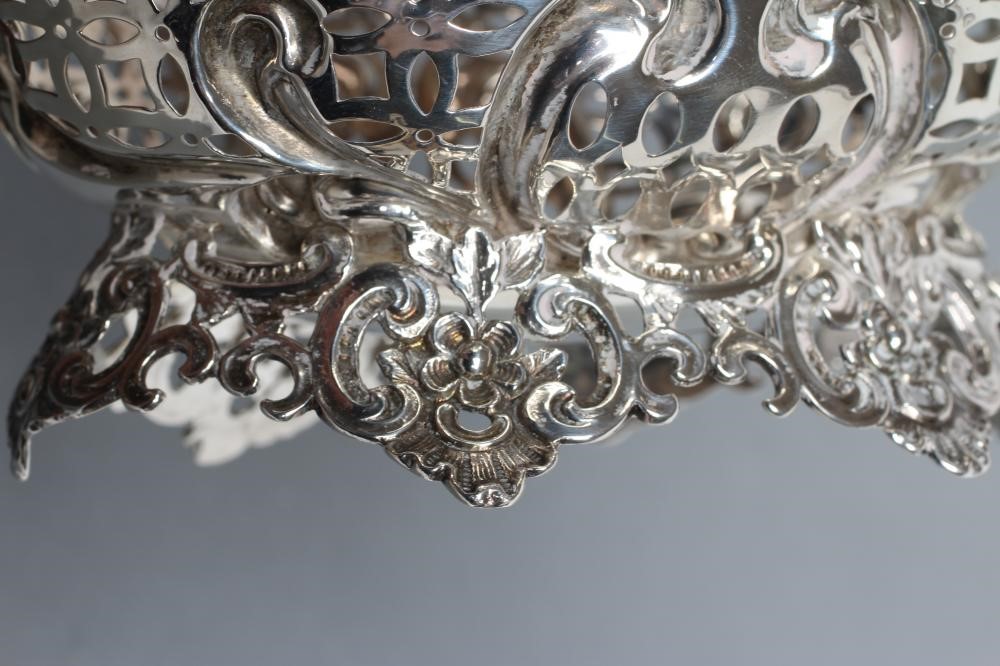 A LATE VICTORIAN SWEETMEAT BASKET Image