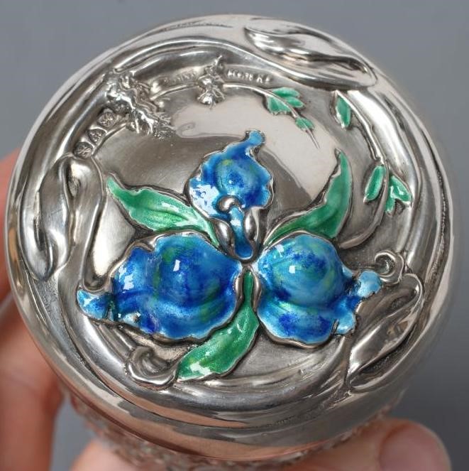 AN EDWARDIAN GLASS DRESSING TABLE JAR Image