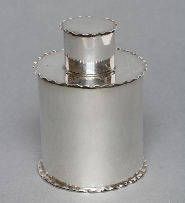 A LATE VICTORIAN TEA CANISTER Image