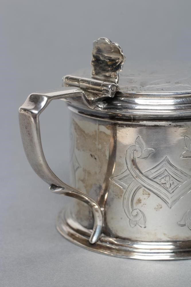 AN EARLY VICTORIAN DRUM MUSTARD Image