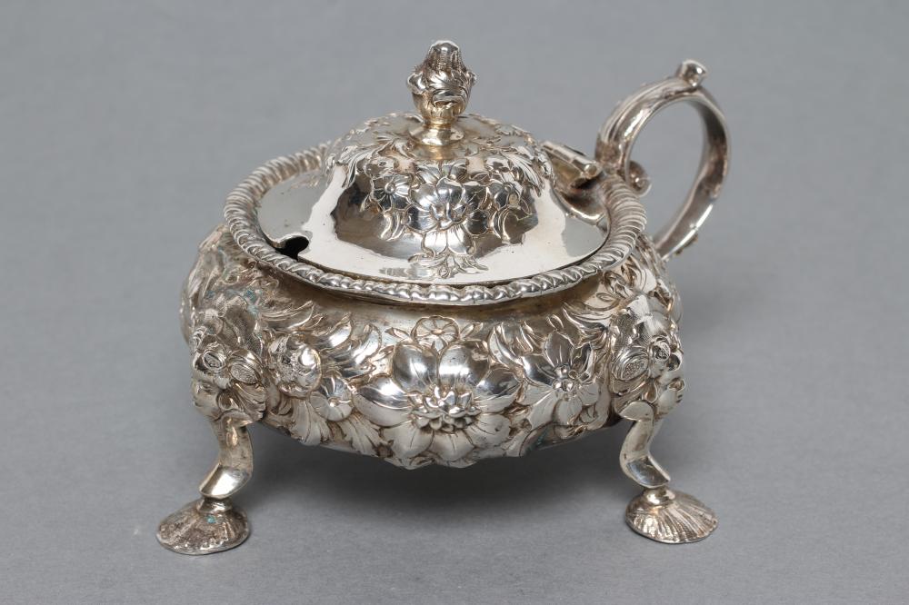 AN EARLY VICTORIAN SCOTTISH CAULDRON MUSTARD Image