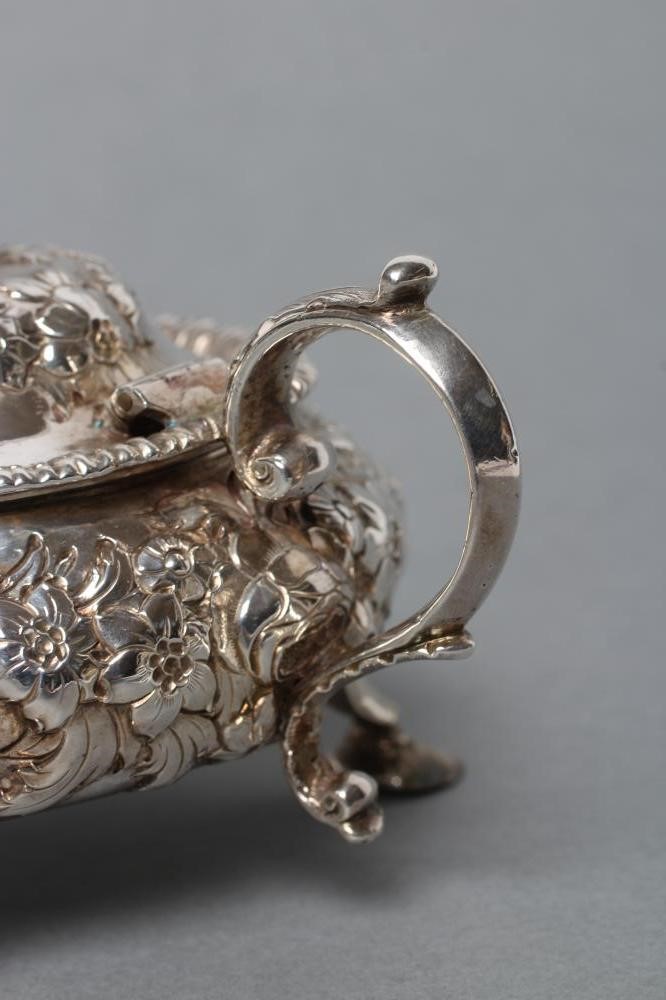 AN EARLY VICTORIAN SCOTTISH CAULDRON MUSTARD Image