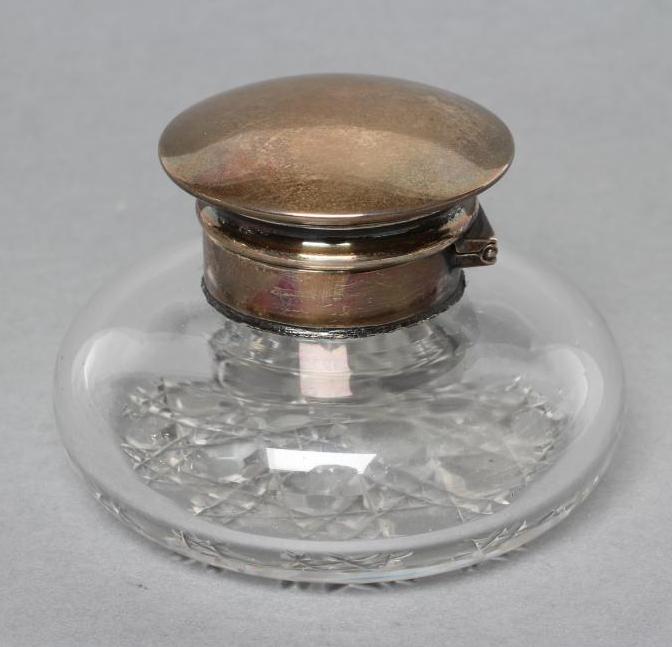 A LATE VICTORIAN CLEAR GLASS INKWELL Image