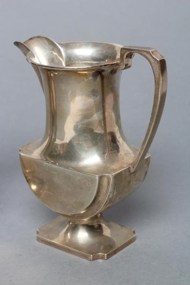 AN ART DECO STRAWBERRY SET Image