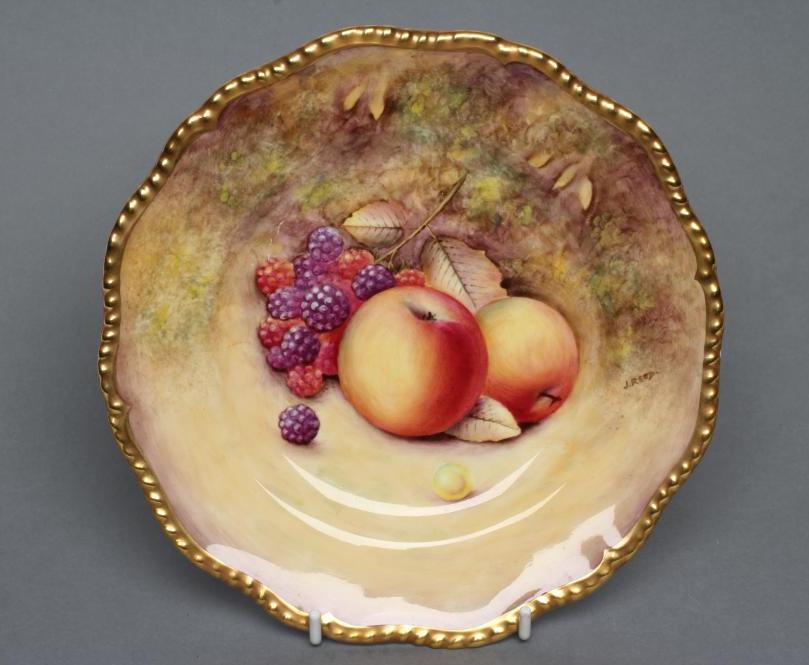 A ROYAL WORCESTER CHINA PLATE Image