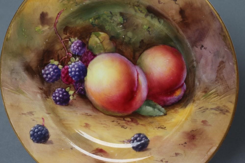 A ROYAL WORCESTER CHINA TEA PLATE Image