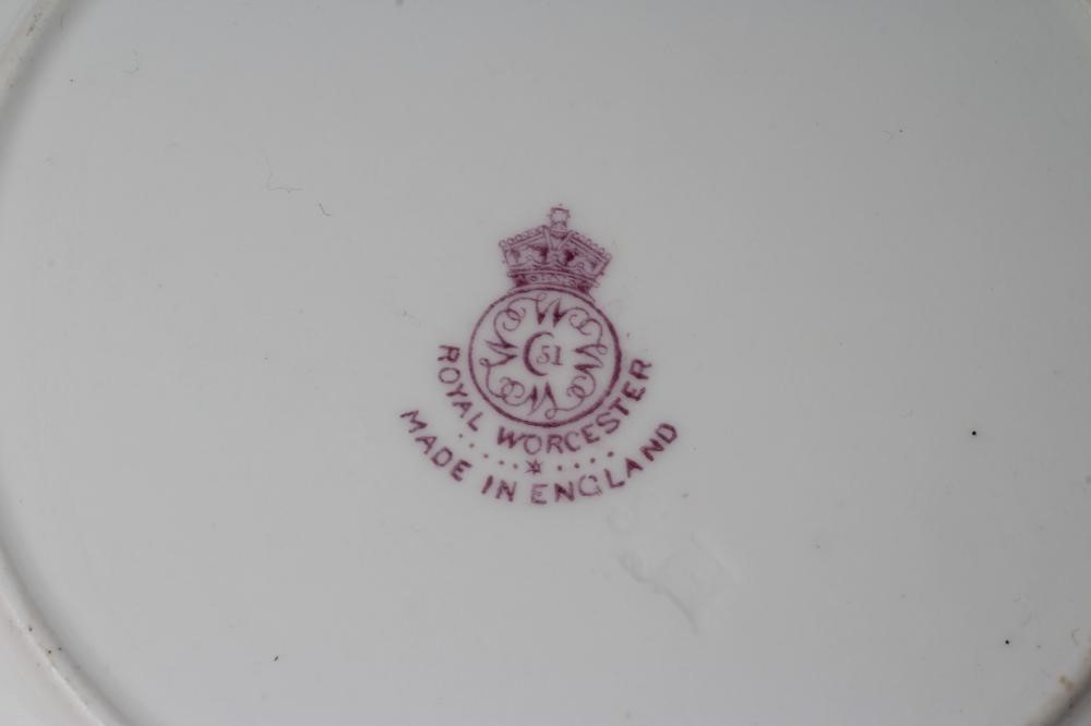 A ROYAL WORCESTER CHINA TEA PLATE Image