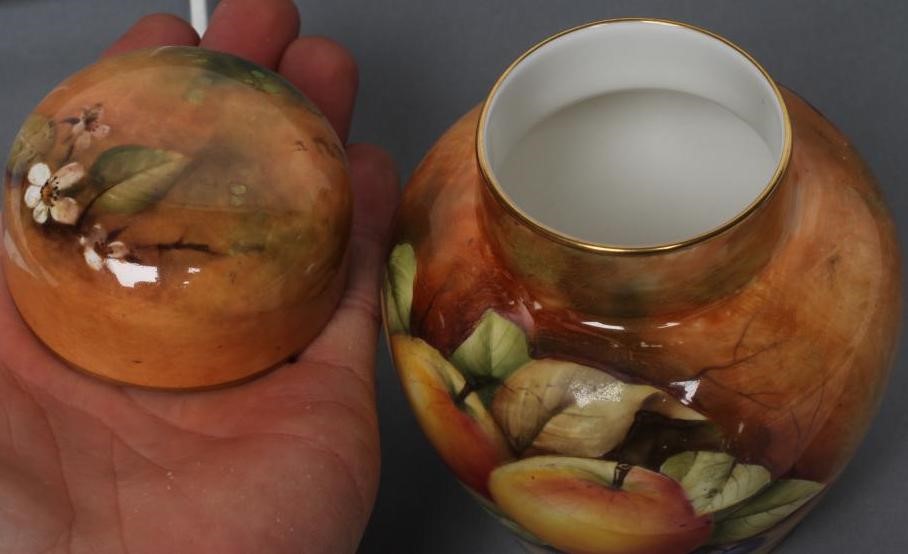 A ROYAL WORCESTER CHINA TEA PLATE Image