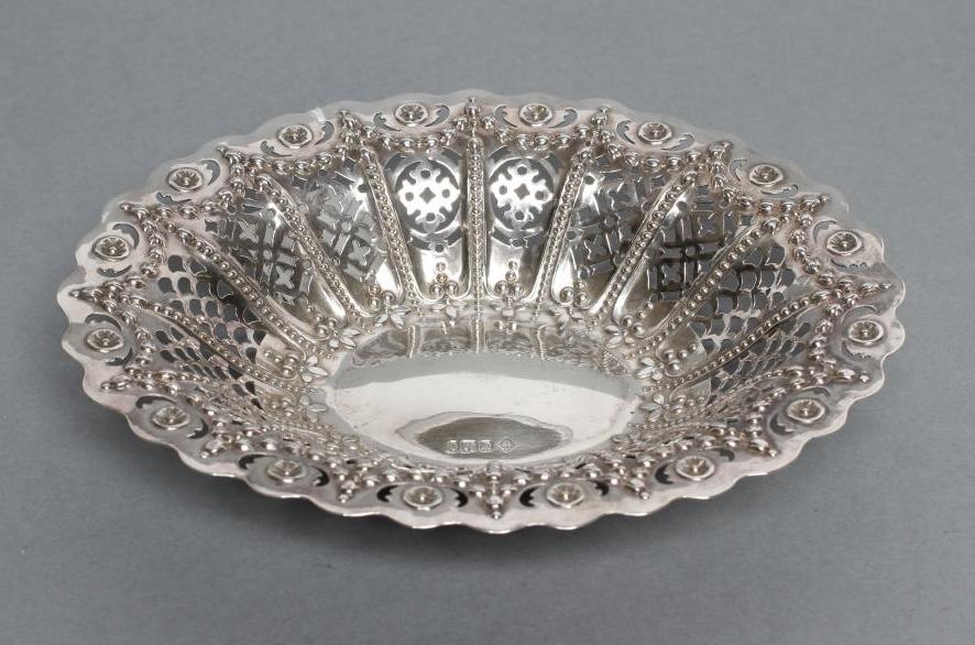 A LATE VICTORIAN SWEETMEAT DISH Image