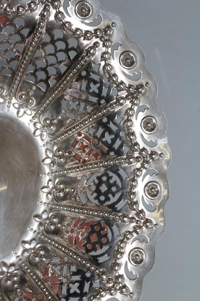 A LATE VICTORIAN SWEETMEAT DISH Image