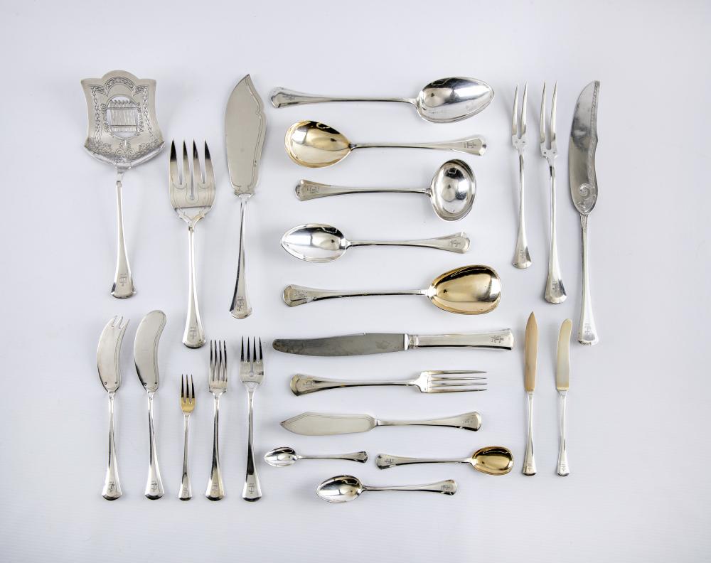 AN ART DECO HUNGARIAN TABLE SERVICE Image