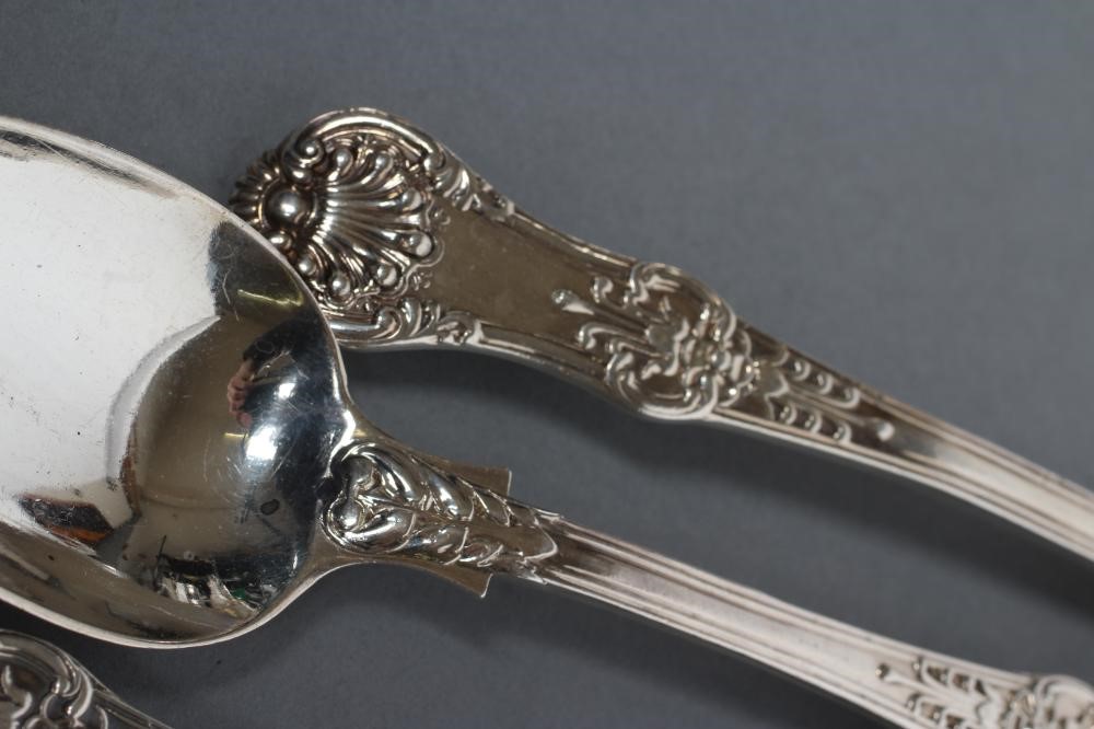A COMPOSITE VICTORIAN SET OF SIX DESSERT SPOONS Image