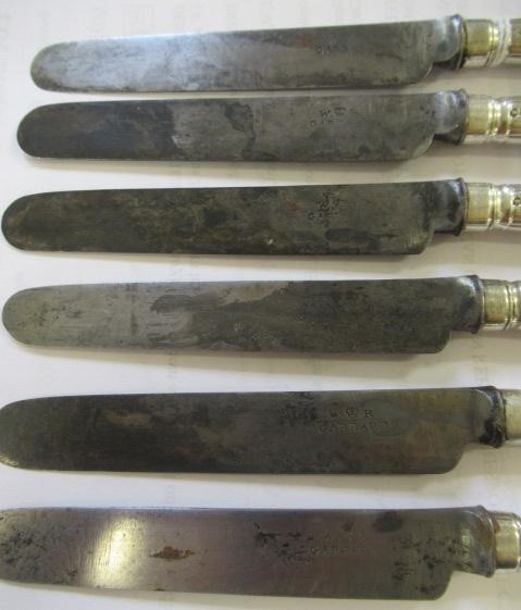 A SET OF TWELVE WILLIAM IV DESSERT KNIVES Image