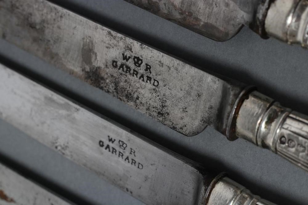 A SET OF TWELVE WILLIAM IV DESSERT KNIVES Image