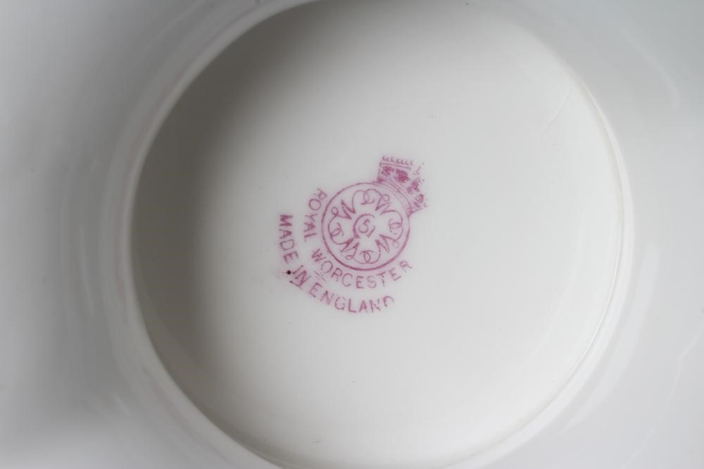 A ROYAL WORCESTER CHINA LOW PEDESTAL DISH Image
