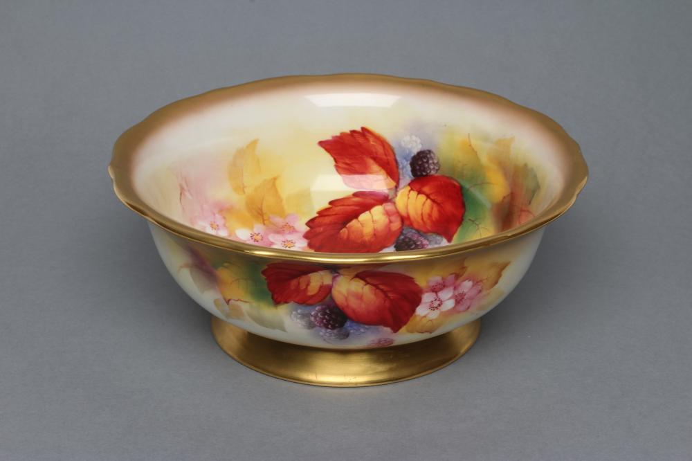 A ROYAL WORCESTER CHINA BOWL Image