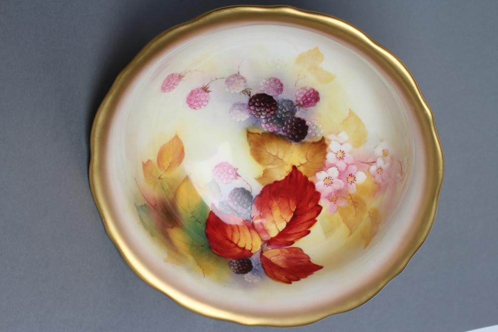 A ROYAL WORCESTER CHINA BOWL Image