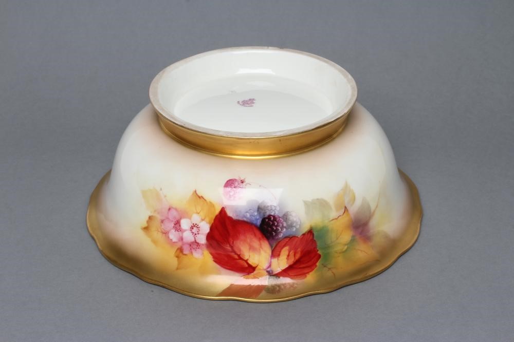 A ROYAL WORCESTER CHINA BOWL Image
