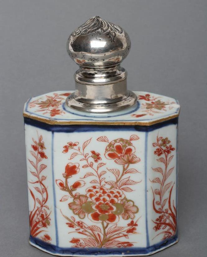 A CHINESE IMARI PORCELAIN TEA CANISTER of canted oblong section Image